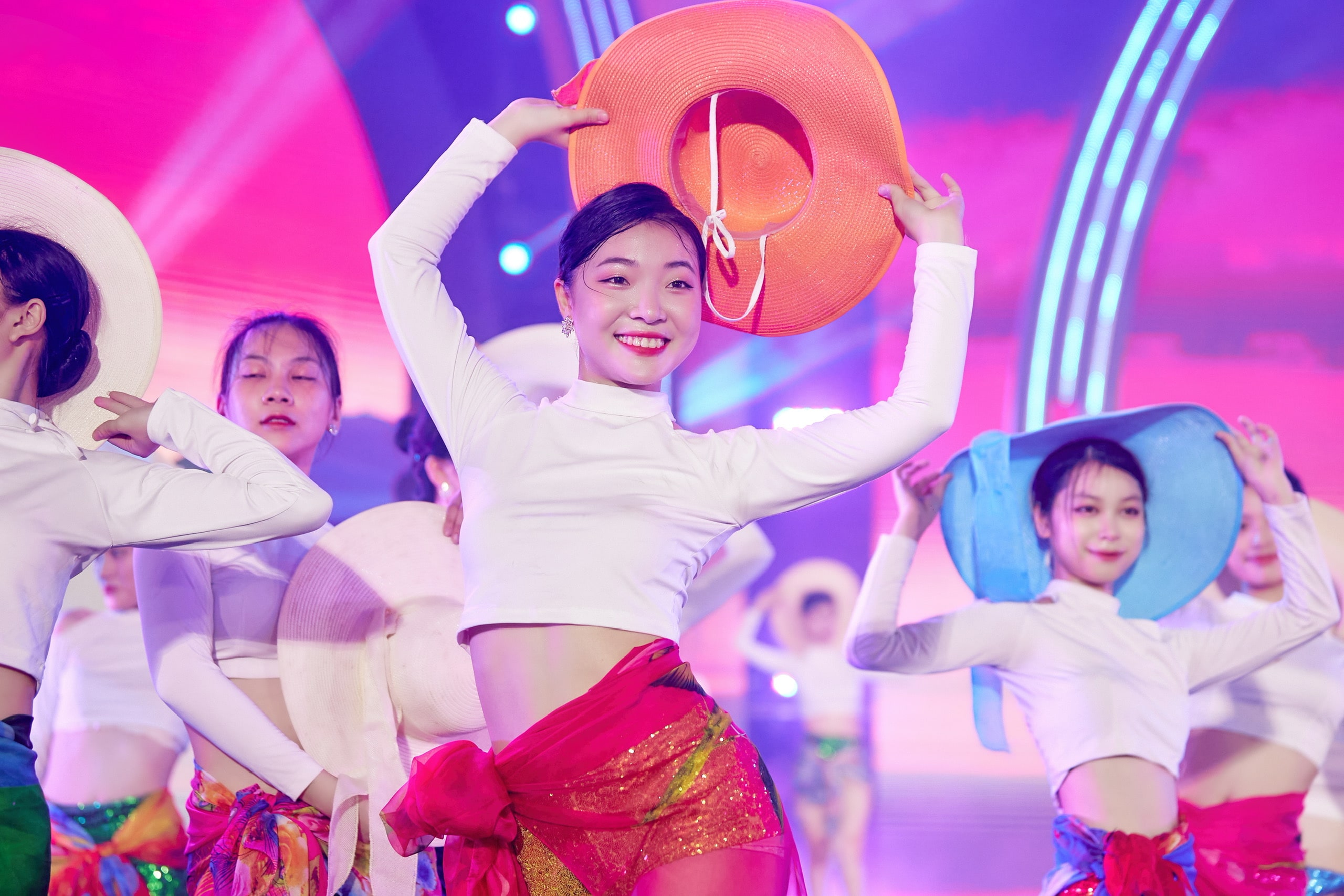 Đồng chí Đỗ Minh Tuấn, Phó Bí thư Tỉnh ủy, Chủ tịch UBND tỉnh trình bày diễn văn kỷ niệm.